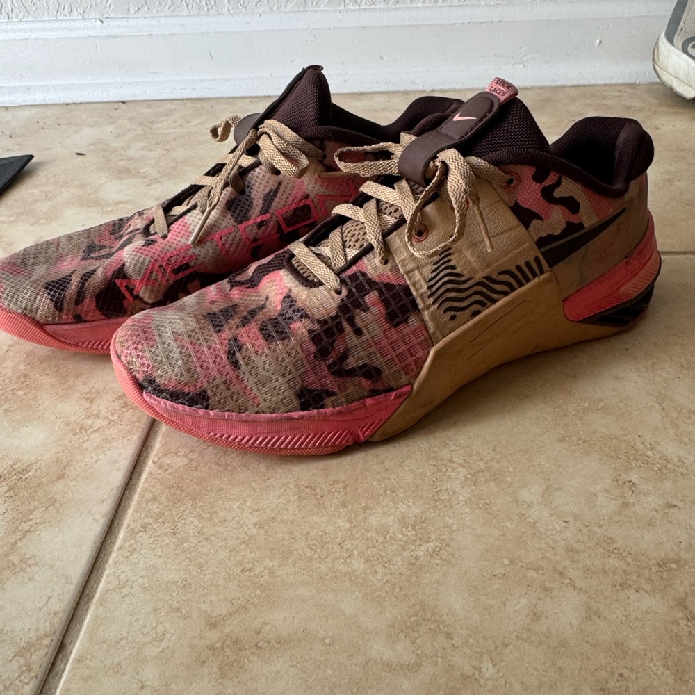 Nike Women's Tan and Pink Camouflage Athletic Shoes